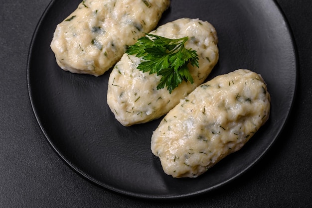 Plat lituanien traditionnel zeppelin boulettes de pommes de terre bouillies farcies de viande hachée