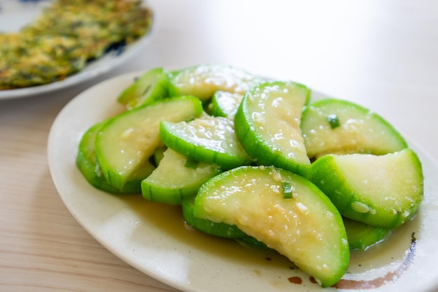 Le plat de loofah à frire dans un restaurant