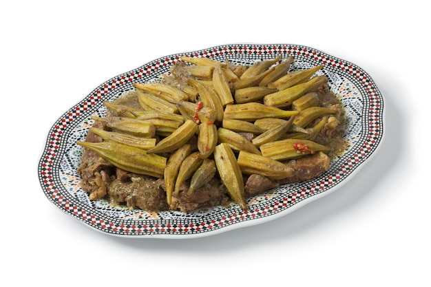 Plat marocain traditionnel avec de la viande et du gombo Mloukhiya isolé sur fond blanc