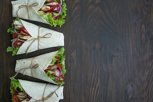 Plat mexicain. Burrito enveloppé avec poulet et légumes