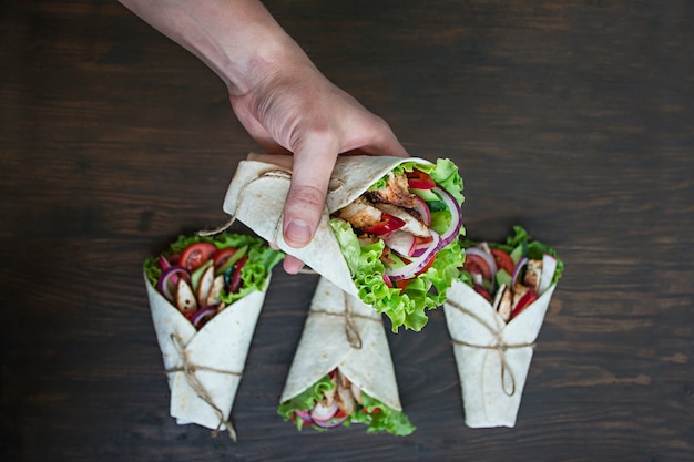 Plat mexicain. Taco avec gros plan de poulet et de légumes sur une surface en bois.