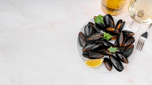 plat de moules fraîches avec espace de copie