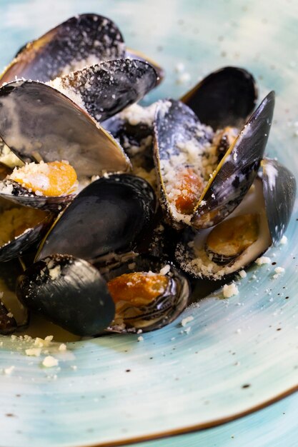 Un plat de moules en sauce