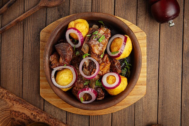 Plat national géorgien ojahuri avec viande de boeuf