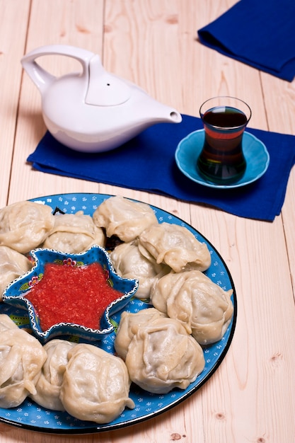 Plat national kazakh ou ouzbek - manti (grosses boulettes de viande)