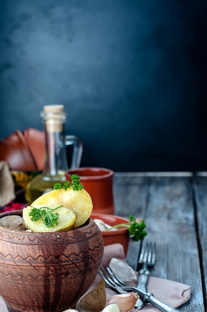 Plat national ukrainien est pommes de terre au four