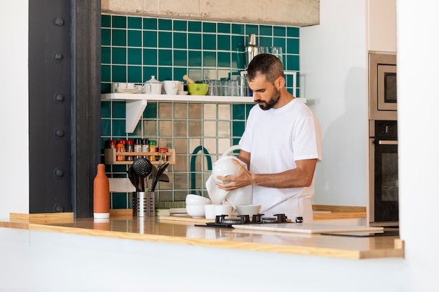 Photo plat de nettoyage homme plein coup à la maison