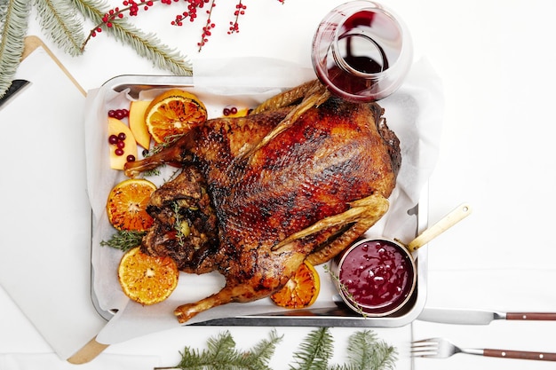 Plat de Noël canard au four avec des oranges servi sur tableau blanc