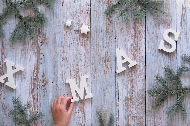 Plat de Noël créatif posé sur des planches de bois rustiques.