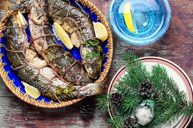 Plat de Noël de poisson grillé