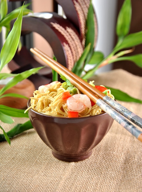 Plat de nouilles chinoises aux crevettes et légumes