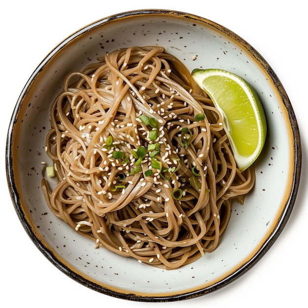 Un plat de nouilles soba avec un coin de citron vert isolé sur un fond transparent