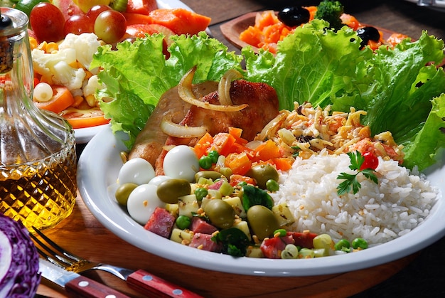 Plat de Nourriture avec Riz Poulet et Salade Steak