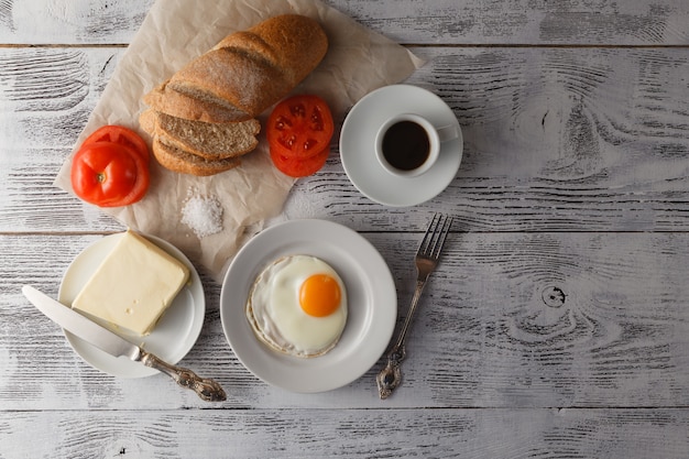 Plat d'oeufs au plat avec du pain