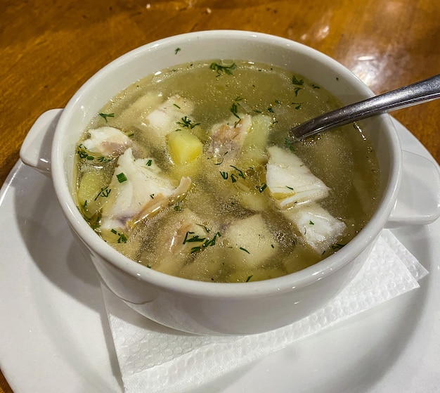 Plat d'oreille russe traditionnel soupe de poisson ukha de sandre, avec des morceaux de poisson. Fermer