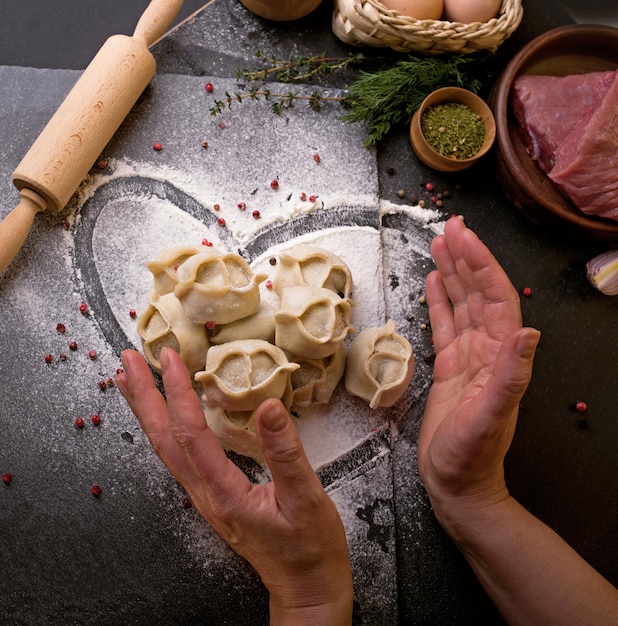 Plat oriental traditionnel manti ou manty avec du boeuf dans l'obscurité