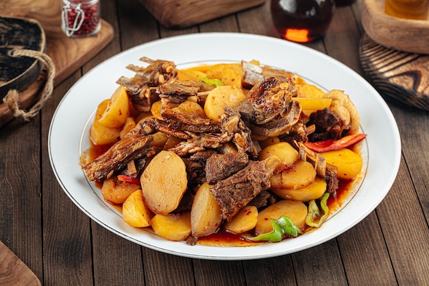 Plat ouzbek kazan kabob avec agneau et pommes de terre