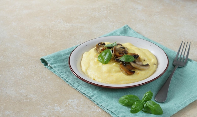 Le plat avec palenta et champignons et basilic Espace de copie de nourriture délicieuse et végétalienne