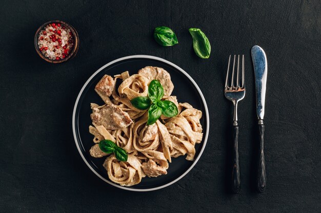 Plat de pâtes Alfredo avec poitrine de poulet grillée