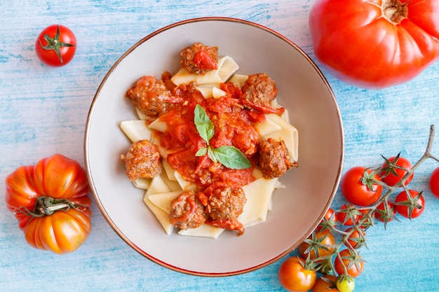 Plat De Pâtes Courtes Avec Viande, Sauce Tomate Et Basilic