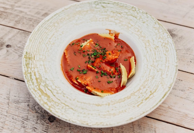 Plat de pâtes italiennes aux sauces blanches et tomates