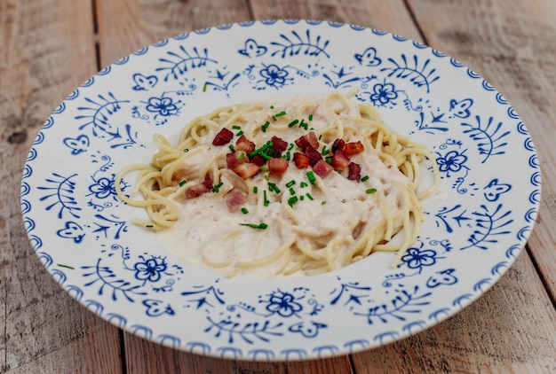 Plat de pâtes italiennes aux sauces blanches et tomates