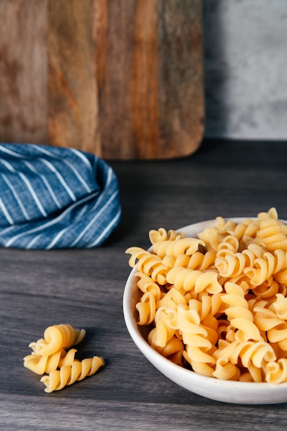 Plat de pâtes avec une poignée de spirale crue