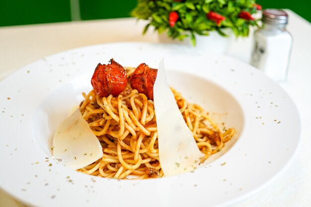 Plat de pâtes sur une table de restaurant