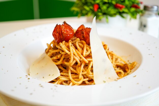 Plat de pâtes sur une table de restaurant