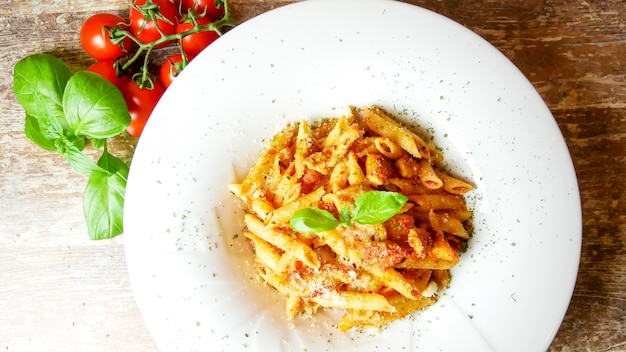 Plat de pâtes sur une table de restaurant