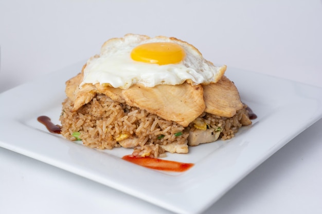 plat péruvien appelé chaufa con pechuga de pollo sur fond blanc