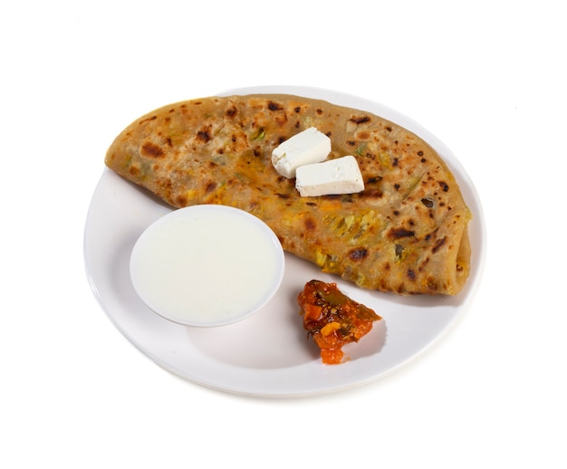 Plat de petit-déjeuner indien Paneer Paratha Servir avec du caillé ou du chutney