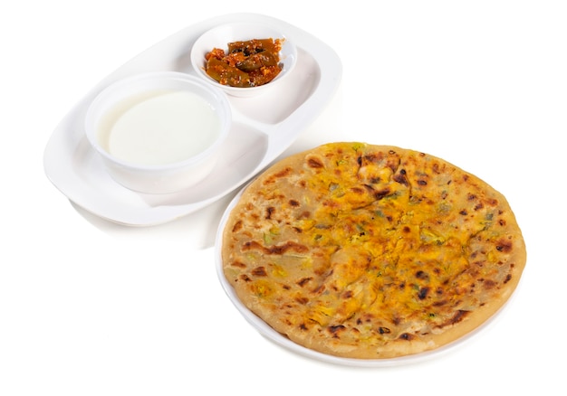 Plat de petit-déjeuner indien Paneer Paratha Servir avec du caillé ou du chutney