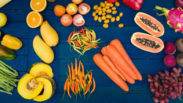 Plat plat de fruits et légumes frais pour le fond.