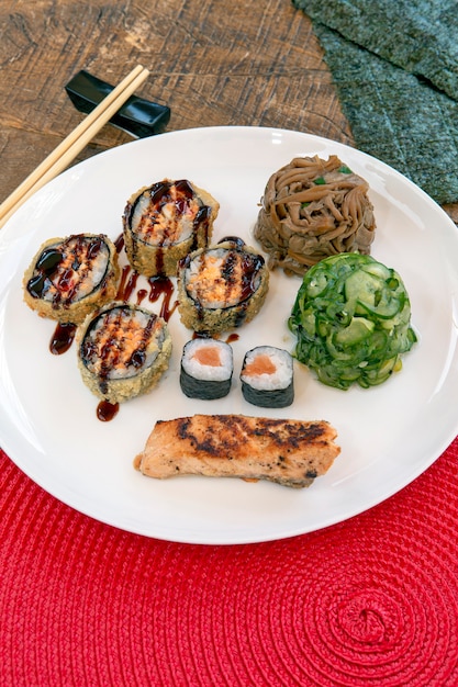 Plat avec des plats japonais variés