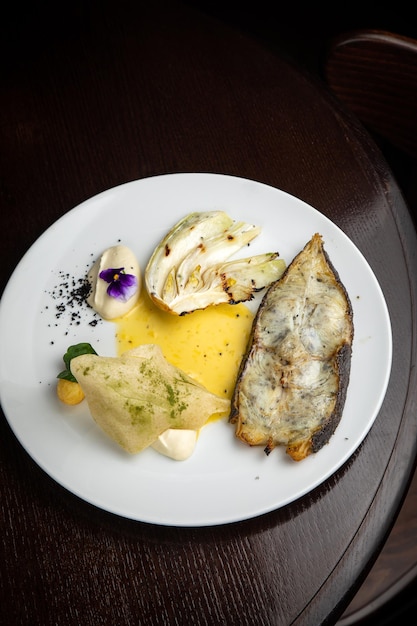 Plat de poisson avec garniture sur une assiette dans un restaurant