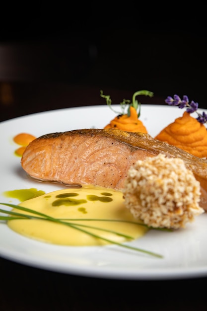 Plat de poisson avec garniture sur une assiette