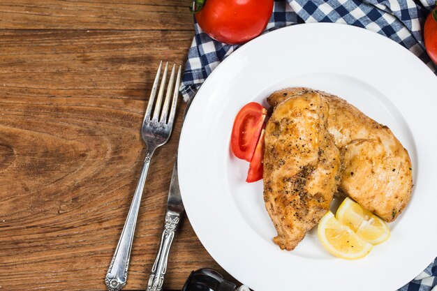 un plat de poitrine de poulet