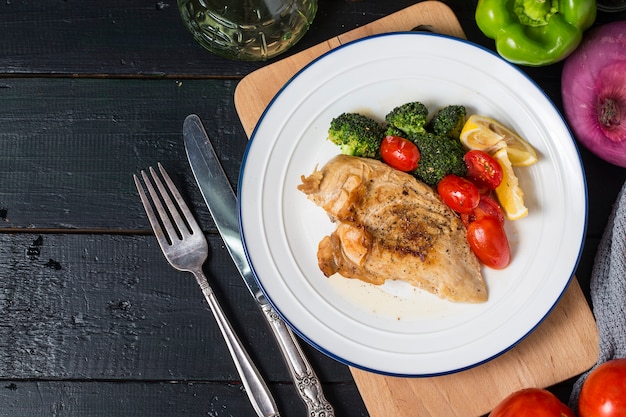 Un plat de poitrine de poulet