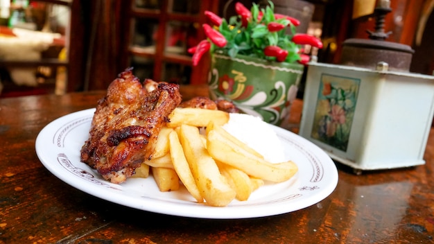 Plat de porc sur une table de restaurant