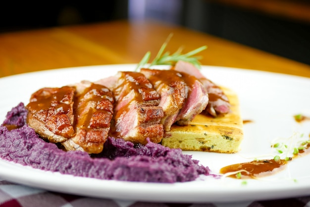 Plat de porc sur une table de restaurant