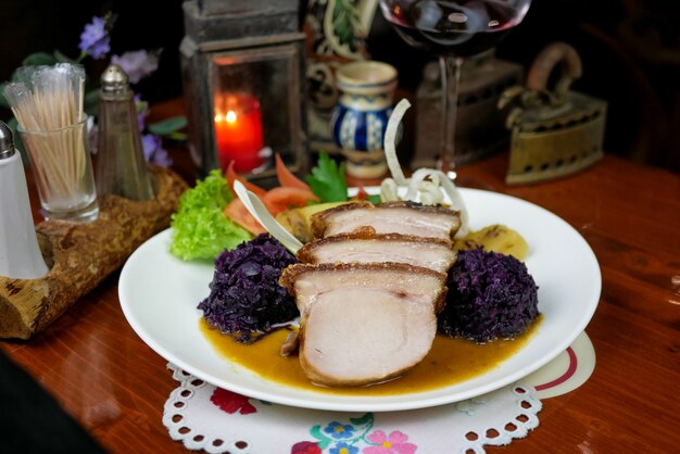 Plat de porc sur une table de restaurant