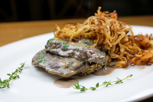 Plat de porc sur une table de restaurant