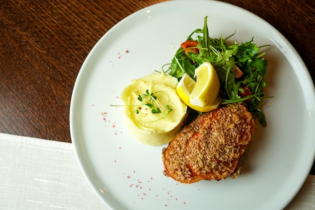 Plat de porc sur une table de restaurant