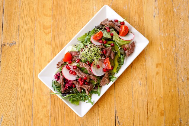 Plat de porc sur une table de restaurant