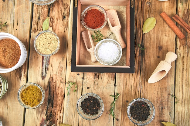 Plat poser d'assaisonnement. Assaisonnement d'épices et d'herbes avec frais et séché