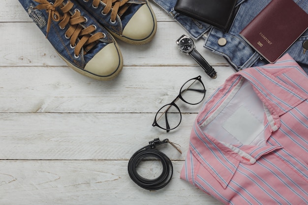 Plat poser des éléments essentiels pour se préparer à voyager fond concept.Mix objet de la variété sur le bureau de bureau à la maison en bois blanc rustique moderne.Accessoire pour voyageur adolescent ou adulte à voyage de vacances.