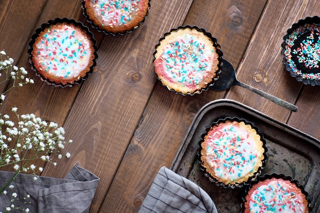 Plat poser avec des petits gâteaux aux carottes avec du sucre saupoudré sur le dessus