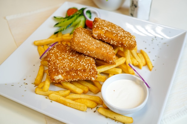 Plat de poulet sur une table de restaurant