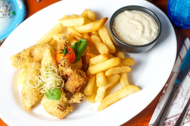 Plat de poulet sur une table de restaurant